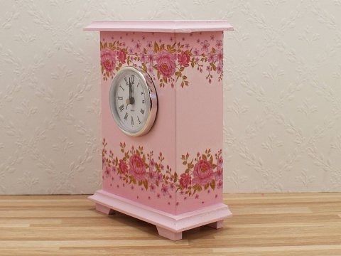 Różowy Ogródek - drewniana szafa i zegar dla lalek Różowy Ogródek - drewniana szafa i zegar dla lalek