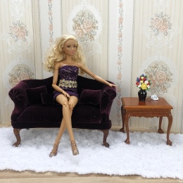 miniaturowa sofa w kolorze śliwkowym