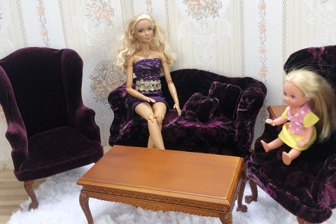 salonik w domku dla lalek z fioletową sofą, fotelem i śliwkowym fotelem