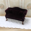 miniaturowa śliwkowa sofa z dwoma poduszeczkami