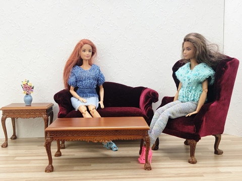 Komplet miniaturowych mebli w skali 1:6 stoliczki i czerwony zestaw sofa i fotelik