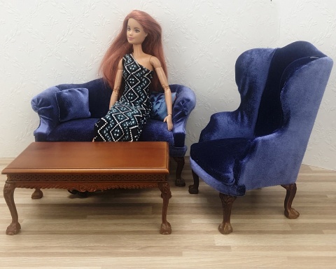 Miniaturowy brązowy stolik kawowy w zestawie z niebieskim kompletem do salonu w skali 1:6