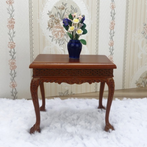 Miniaturowy stoliczek i wazon z kwiatkami