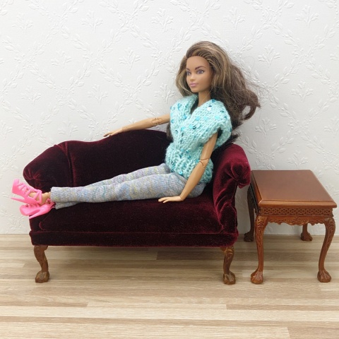Miniaturowy stoliczek i czerwona sofa do domku dla lalek