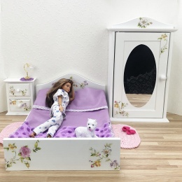 Drewniane mebelki dla lalek w stylu shabby chic – zestaw sypialniany z łóżkiem, szafką nocną i szafą ozdobioną kwiatami.