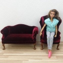Miniaturowy fotelik i sofa obok lalki Barbie dla pokazania skali (1:6)
