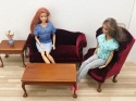 Miniaturowy fotelik i sofa obok lalki Barbie dla pokazania skali (1:6)