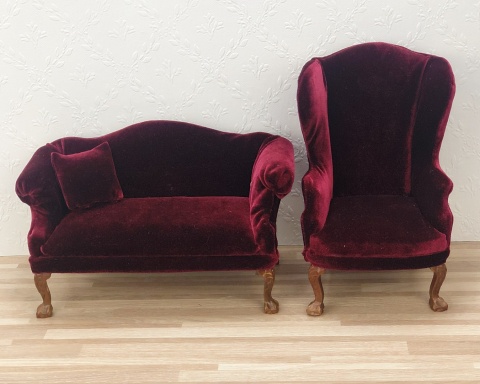 Zestaw fotelik i sofa obszyte aksamitną tkaniną bordo, domek dla lalek 1:6