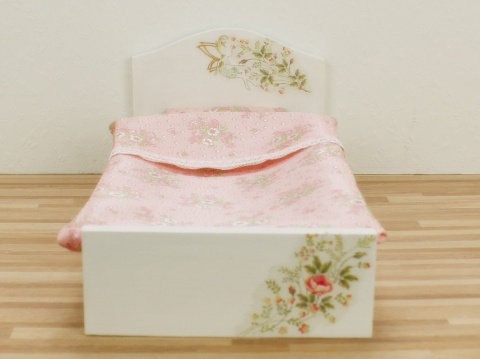 Łóżeczka dla lalek ozdobione różyczkami - Magiczne Różyczki, Dzika Róża, Różany Ogród