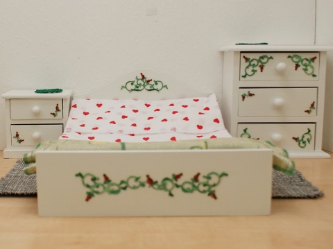 Łóżeczka dla lalek ozdobione różyczkami - Magiczne Różyczki, Dzika Róża, Różany Ogród