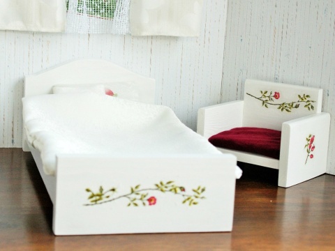 Łóżeczka dla lalek ozdobione różyczkami - Magiczne Różyczki, Dzika Róża, Różany Ogród