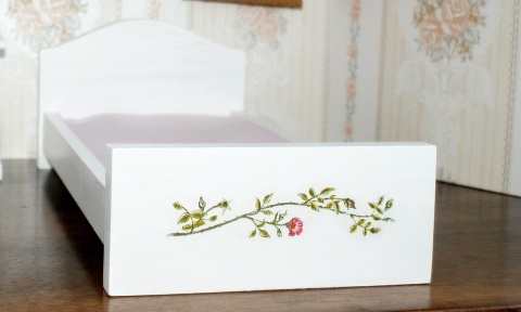 Łóżeczka dla lalek ozdobione różyczkami - Magiczne Różyczki, Dzika Róża, Różany Ogród