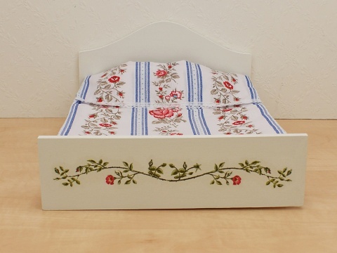 Łóżeczka dla lalek ozdobione różyczkami - Magiczne Różyczki, Dzika Róża, Różany Ogród