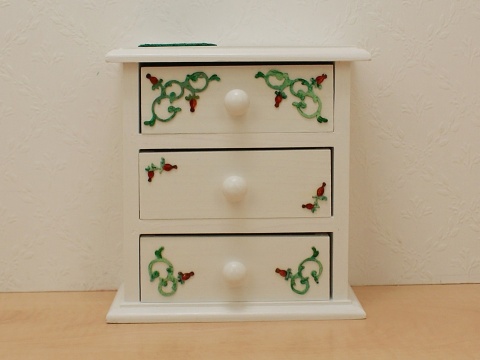 Dzika Róża - uzupełnij sypialnię w domku dla lalek, umebluj salon mebelkami z ornamentem dzikiej róży