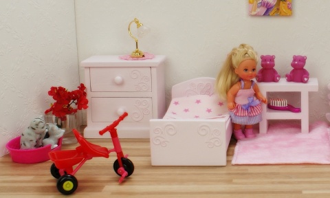 Finezja - kolorowe drewniane szafy, komody, regały, krzesełka dla lalek z ornamentami