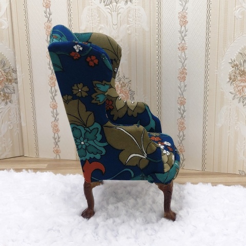 Fotel do domku dla lalek w skali 1:6 - kolorowe kwiaty