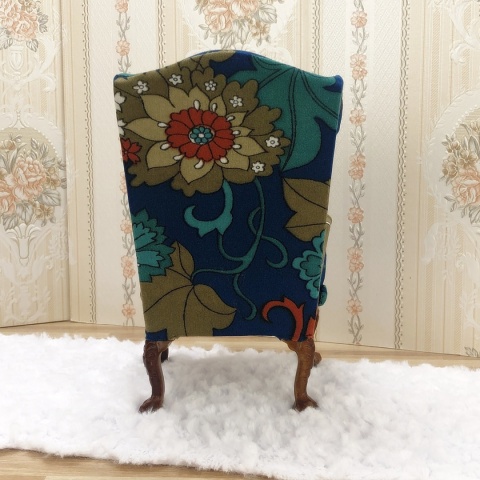 Fotel do domku dla lalek w skali 1:6 - kolorowe kwiaty