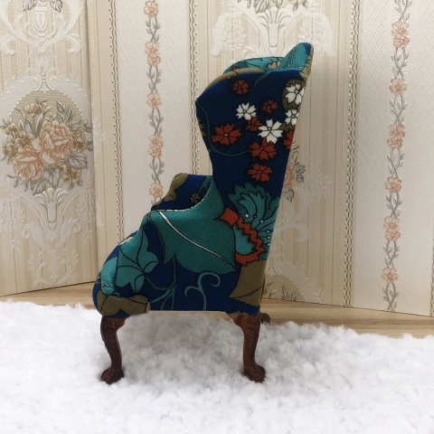 Fotel do domku dla lalek w skali 1:6 - kolorowe kwiaty