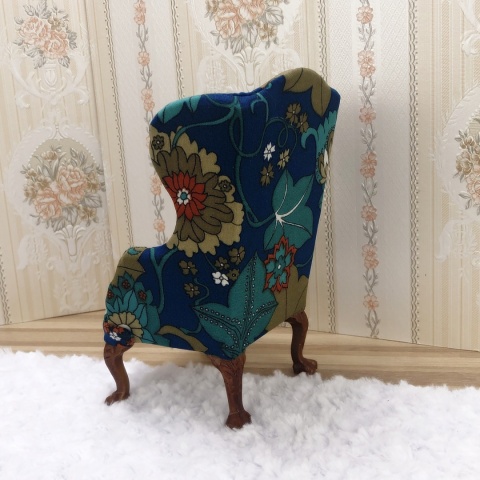 Fotel do domku dla lalek w skali 1:6 - kolorowe kwiaty