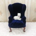 Granatowy fotel do domku dla lalek w skali 1:6