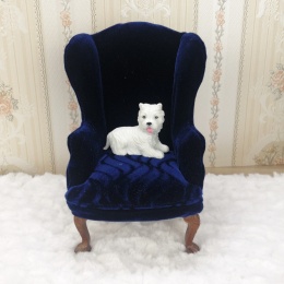 Granatowy fotel do domku dla lalek w skali 1:6