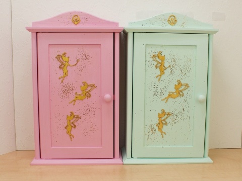 Kolorowe Ornamenty - drewniane szafy dla lalek z lusterkiem w środku