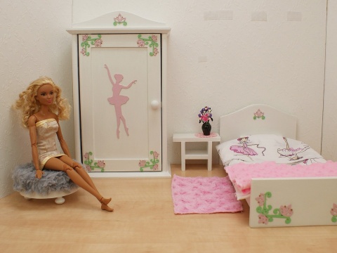 Kolorowy Zakątek - drewniane szafy dla lalek z lusterkiem w środku