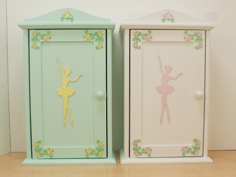 Kolorowy Zakątek - drewniane szafy dla lalek z lusterkiem w środku