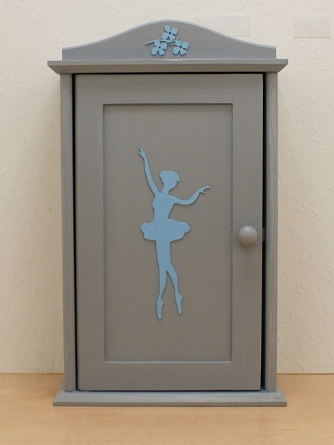 Kolorowy Zakątek - drewniane szafy dla lalek z lusterkiem w środku