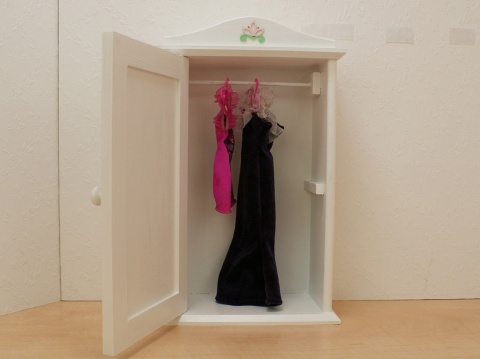 Kolorowy Zakątek - drewniane szafy dla lalek z lusterkiem w środku