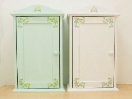 Miętowa szafa z żółtym ornamentem i biała szafa z jasnoróżowym ornamentem Baletnica i Lilie