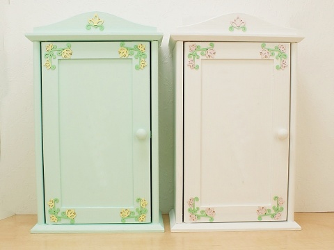 Miętowa szafa z żółtym ornamentem i biała szafa z jasnoróżowym ornamentem Baletnica i Lilie