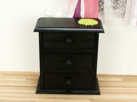 czarna wysoka komódka