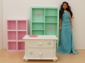 jasnoróżowy niski regał, biała niska komódka z miętowym serduszkiem, miętowy wysoki regał z jasnoróżowym serduszkiem