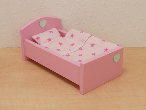 Małe łóżeczko drewniane dla lalki Chelsea z serduszkiem