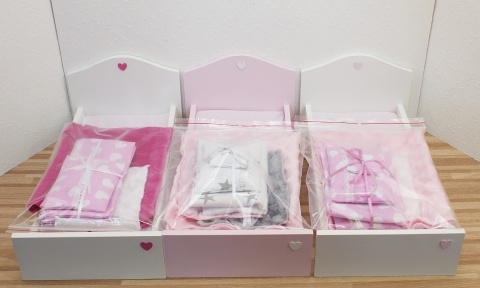 Ręcznie robione łóżko dla lalki z wzorzystą pościelą i serduszkiem