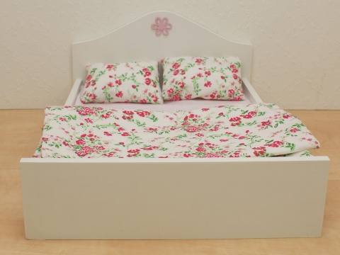 Drewniane podwójne łóżko dla lalek z różowym kwiatkiem