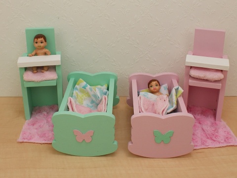 Drewniana kołyska dla lalki z motylkiem