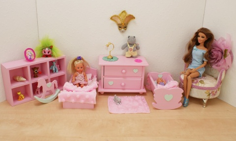 zestaw różowych mebelków dla lalek z miętowym serduszkiem