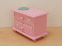 Drewniana różowa komoda do domku dla lalek z dwiema szufladkami i miętowym serduszkiem