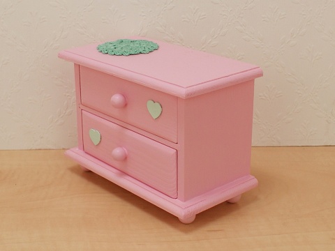 Drewniana różowa komoda do domku dla lalek z dwiema szufladkami i miętowym serduszkiem