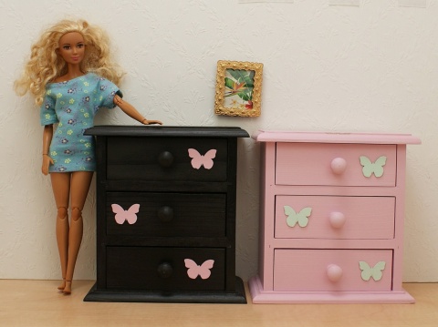 Wysoka komoda z trzema szufladami dla lalek, czarna i różowa z ornamentem motylek