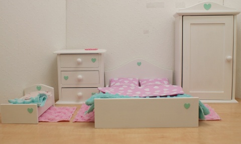 zestaw białych mebli dla lalek z miętowym serduszkiem