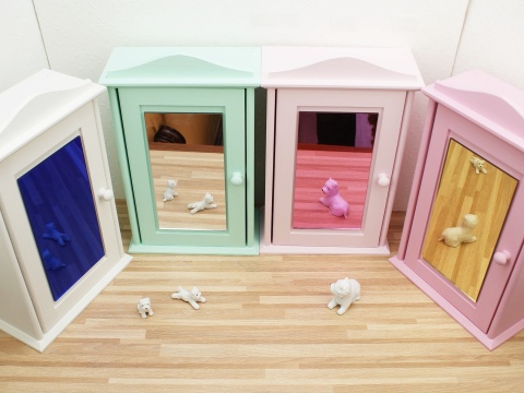 Drewniana szafa dla lalek z wieszakami i lusterkiem w kolorze niebieskim, srebrnym, różowym i złotym