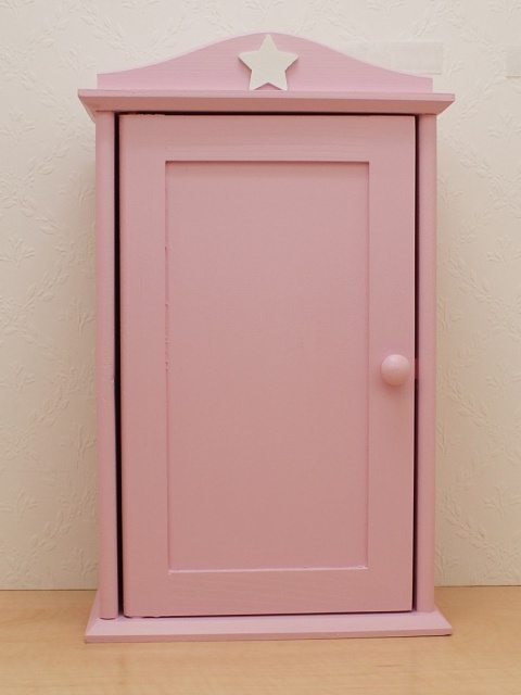 drewniana różowa szafa dla lalek z białą gwiazdką