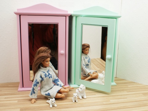 Różowa i miętowa szafa z prawdziwym lusterkiem na froncie