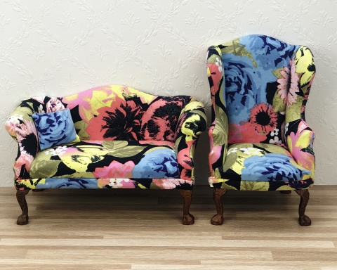 Zestaw – fotelik i sofa obszyte kolorową tkaniną w kwiaty, domek dla lalek 1:6