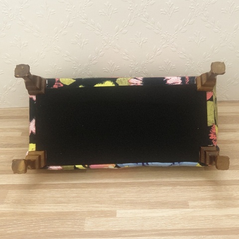 Kolorowa sofa do domku dla lalek w skali 1:6