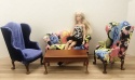 Miniaturowy fotelik i sofa obok lalki Barbie dla pokazania skali (1:6)