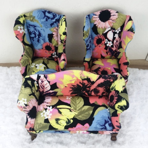 Kolorowa sofa do domku dla lalek w skali 1:6